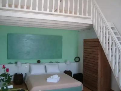 Manos Small World - 83