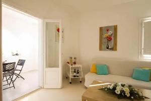 Sea Sound White Katikies, Perivolos