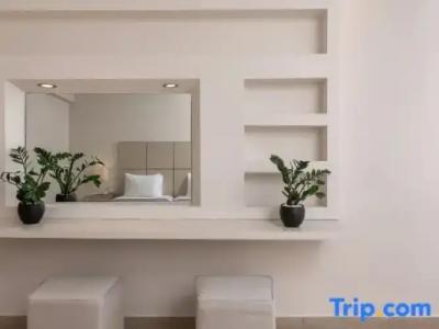 Splendour & Suites - 221