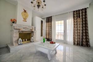 Pantheon Hotel, Perivolos