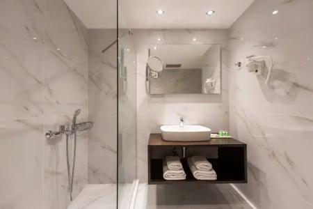 Best Western Plus Embassy - 53