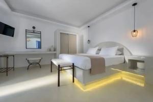 Kamares Apartments, Fira