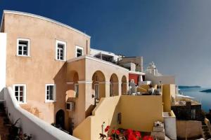 Cori Rigas Suites, Fira