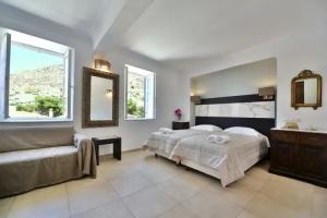 Hotel Mistral, Hydra