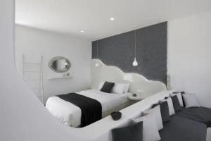 Golden East, Imerovigli