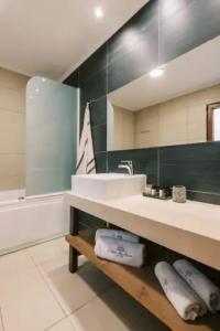 Villa Di Mare Seaside Suites - 81