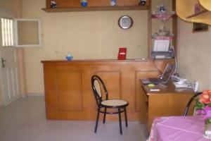 Studios Irineos, Perissa