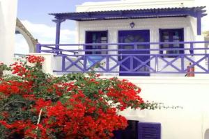 Samson΄s Village, Perissa