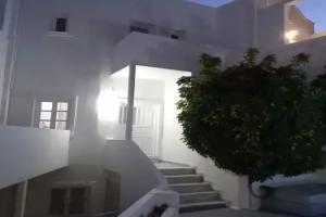 Three Harites, Perissa