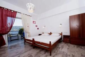 Christine Studios, Poros