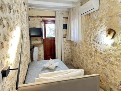 Barbara Studios - 24