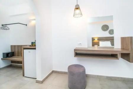 Hillside Studios & Apartments - 24