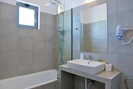 Hillside Studios & Apartments - 9