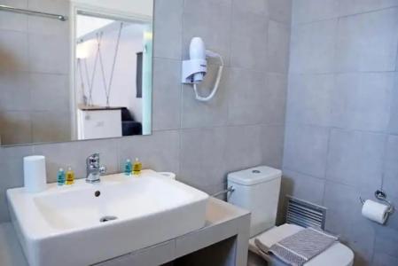 Hillside Studios & Apartments - 61