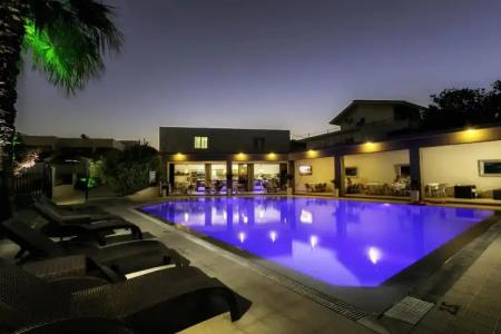 Hillside Studios & Apartments - 16