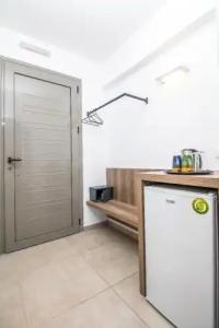 Hillside Studios & Apartments - 30