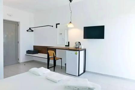 Hillside Studios & Apartments - 6