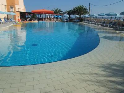 Ninos on the Beach - 7