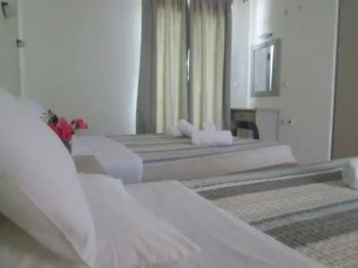 Ninos on the Beach - 3