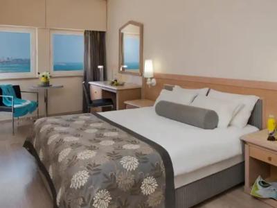 Leonardo Gordon Beach - 52