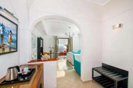 Eden Roc Suites - 205