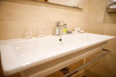 Dynasty Suites Downtown Apartments - 19