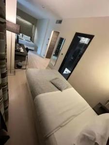 Dynasty Suites Downtown Apartments - 40