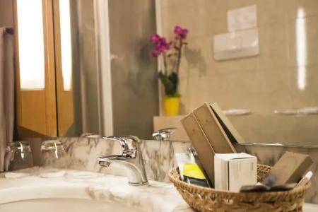 Dynasty Suites Downtown Apartments - 15