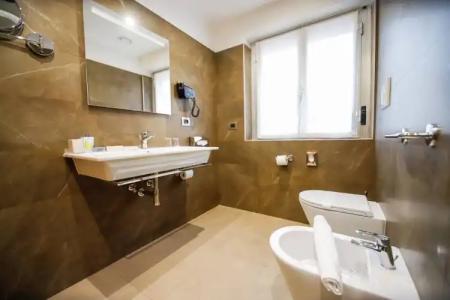 Dynasty Suites Downtown Apartments - 17