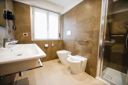 Dynasty Suites Downtown Apartments - 22