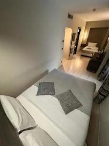 Dynasty Suites Downtown Apartments - 38