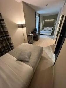 Dynasty Suites Downtown Apartments - 39