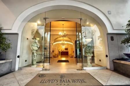 Lloyd's Baia - 0