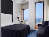 Standard Triple room with sea view