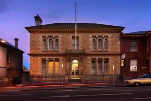 Macquarie Manor Hotel