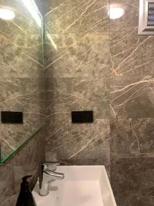 Tom Square Boutique - 190