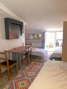 Tom Square Boutique - 176