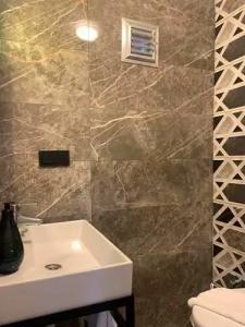 Tom Square Boutique - 194