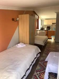 Tom Square Boutique - 195