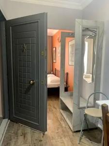 Tom Square Boutique - 180