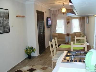 Tom Square Boutique - 19