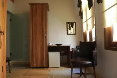 Tom Square Boutique - 1