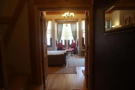 Tom Square Boutique - 0