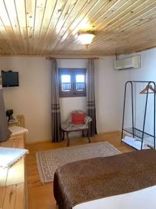 Tom Square Boutique - 102