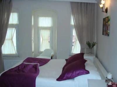 Tom Square Boutique - 160