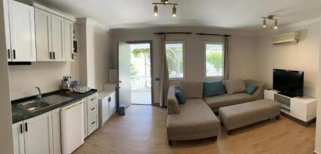 Moonshine & Suites - 86