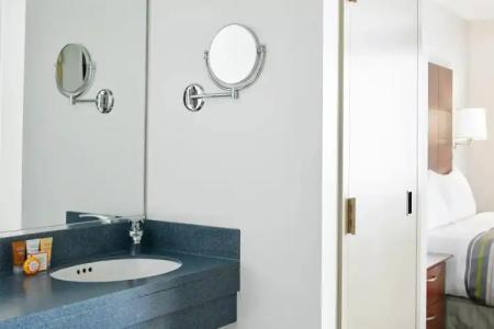 Club Quarters in - 8