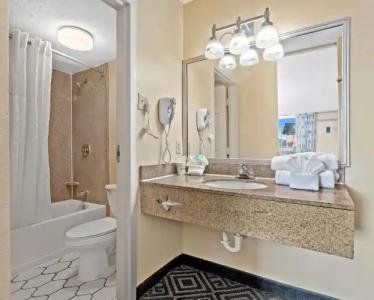 Baymont by Wyndham Orlando North Millenia - 38