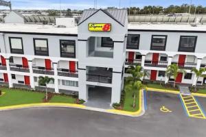 Super 8 by Wyndham Orlando Near Florida Mall, Orlando