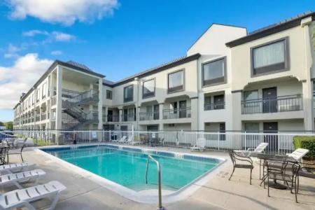 Super 8 by Wyndham Orlando Near Florida Mall - 16